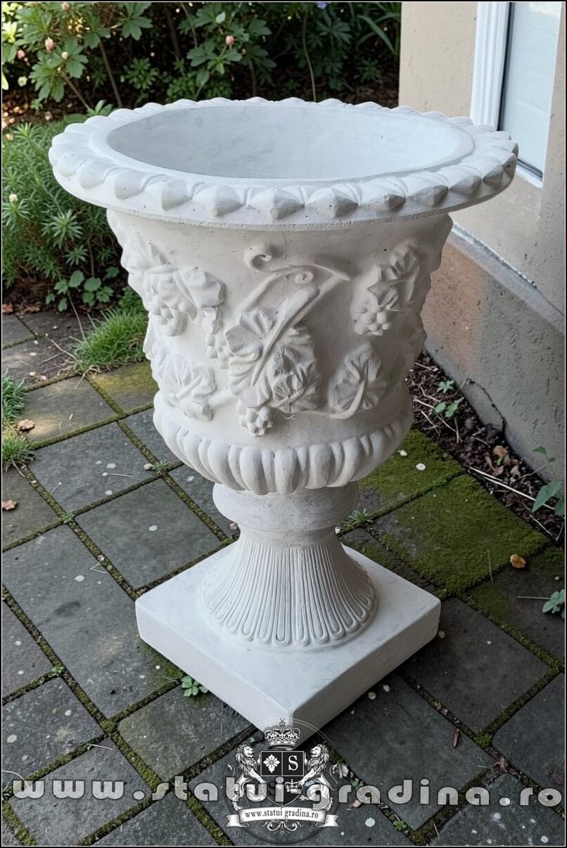 Vază ornament cu picior, alb marmorat, model V1. (1)