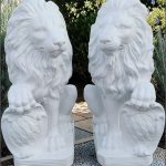Statuetă leu mic cu blazon, alb marmorat, model S2.