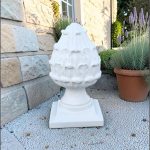 Capitel con de pin cu bază, alb marmorat, model T3.
