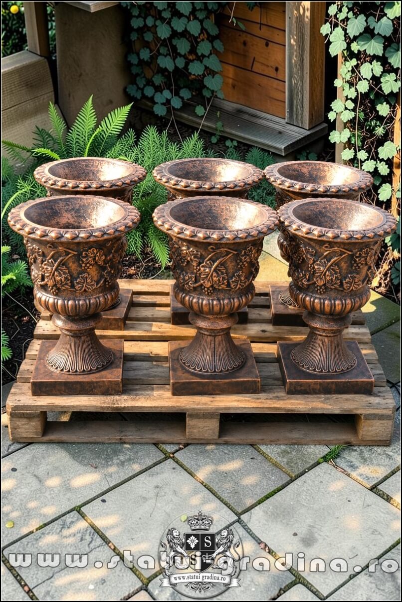 Vază ornament cu picior, arămiu patinat, model V1. (4)