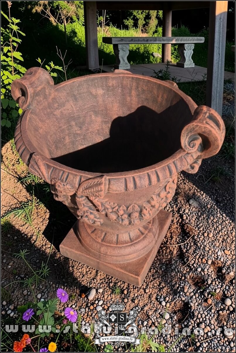 Vază mare cu picior, terracotta patinat, model V2. (3)